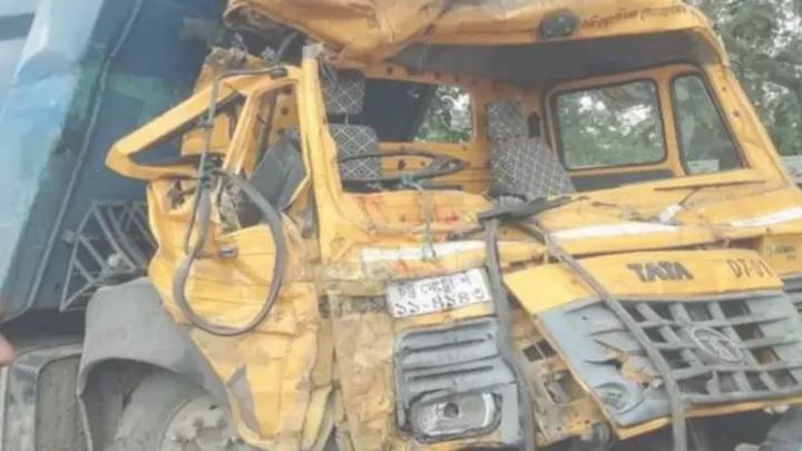 চট্টগ্রামে_দুই_ট্রাকের_মুখোমুখি_সংঘর্ষ_ট্রাকচালক_হেলপার_নিহত